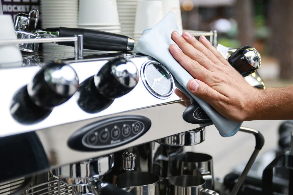 ล้างเครื่องชงกาแฟประจำเดือน